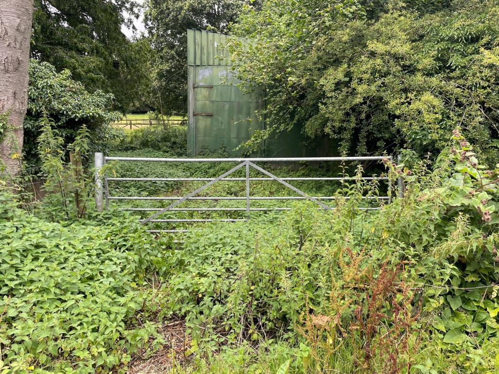 Lot: 170 - BARN AND BUILDING ON FIFTH ACRE PLOT - Entrance Gate